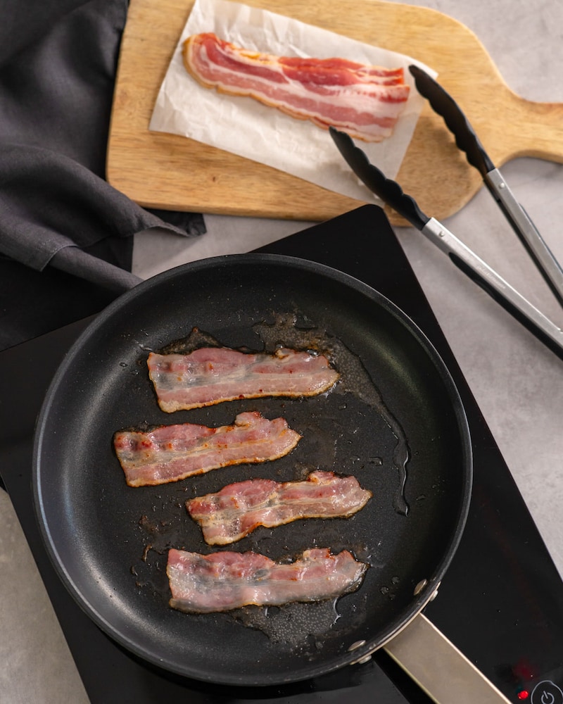 Dieses Bild zeigt wie der Bacon gebraten wird.
