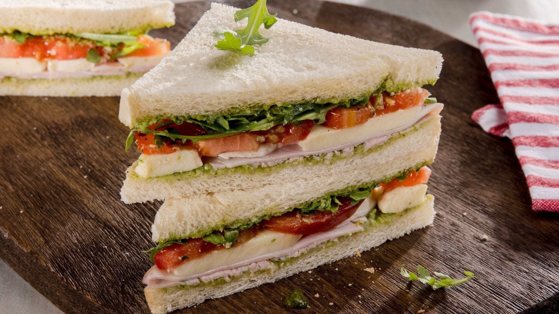 Zwei Tramezzini übereinander gestapelt