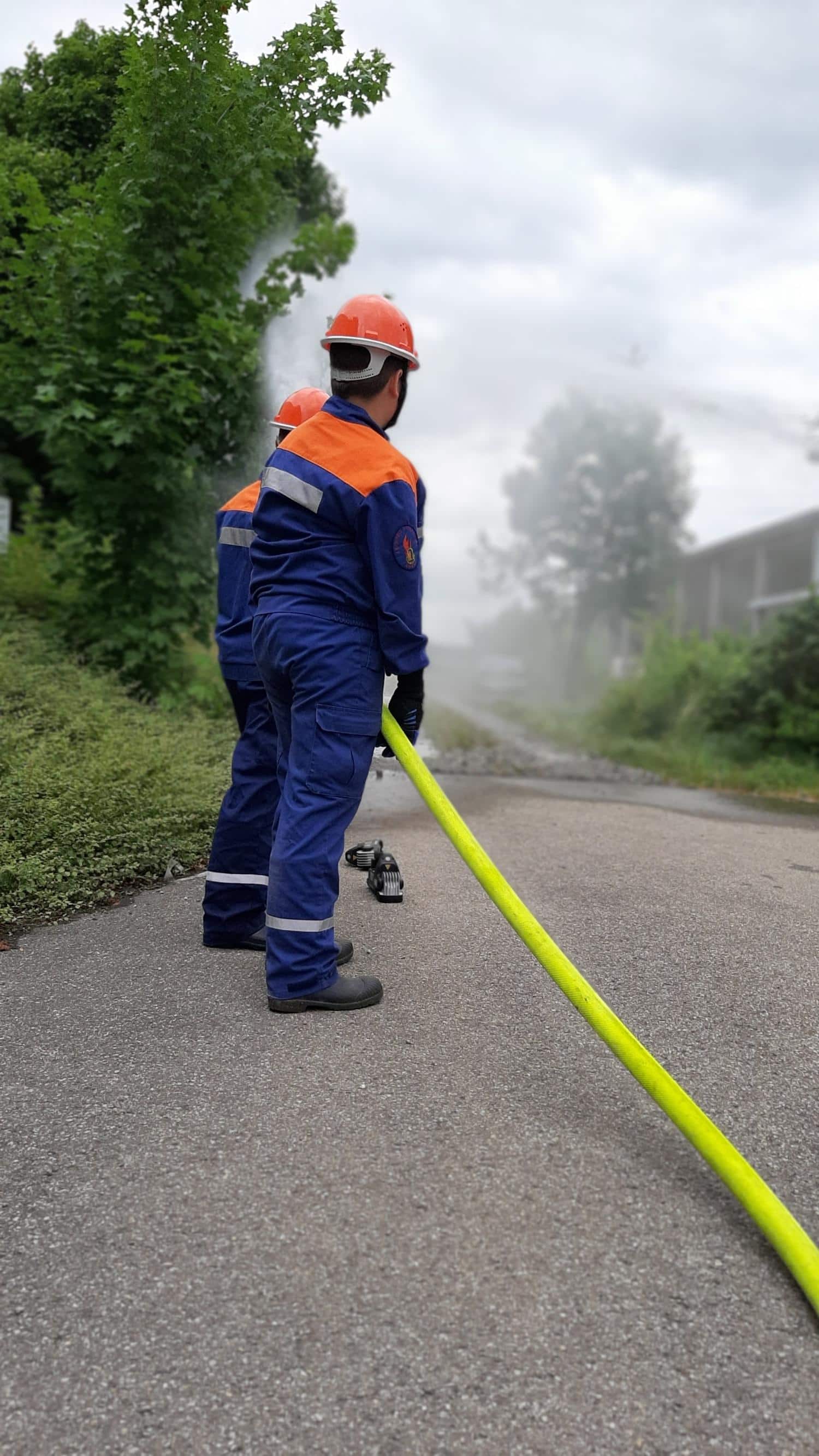 Vereinsmitglieder bei einer Feuerwehruebung
