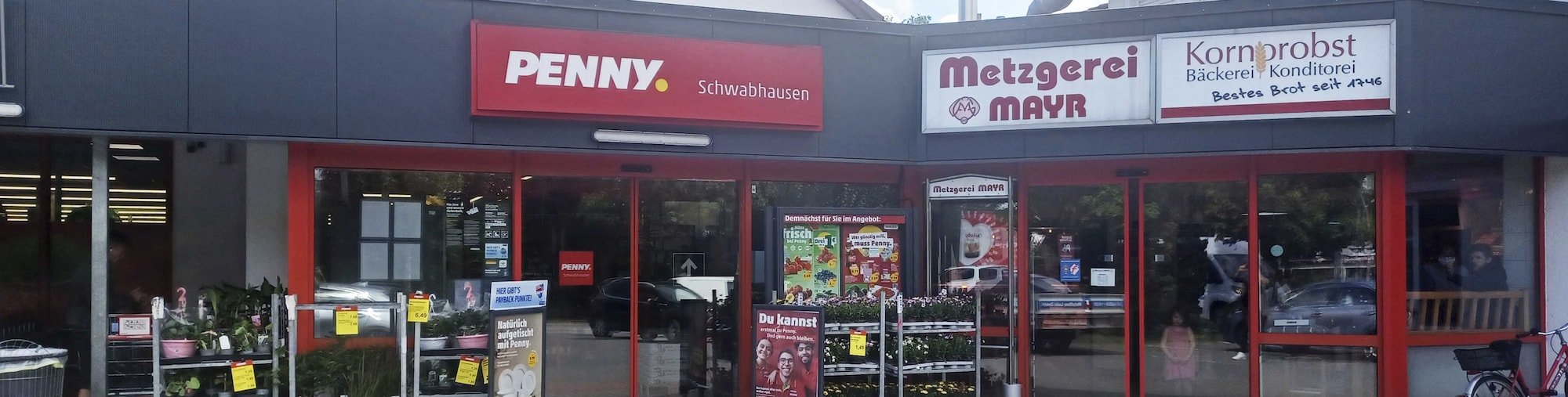 Sie sehen den Eingang vom Penny Markt in Schwabhausen Muenchener Str. 24