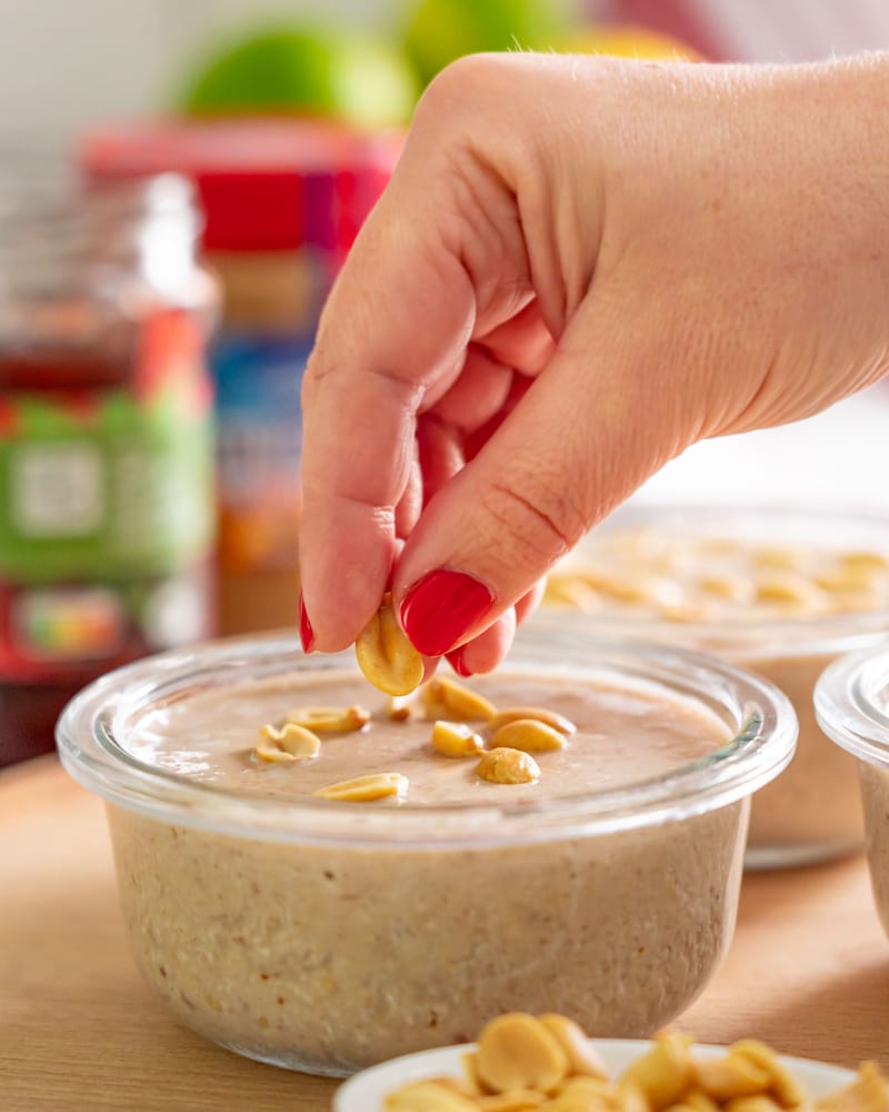 Dieses Bild zeigt wie die Cashewkerne oben drauf gegeben werden.