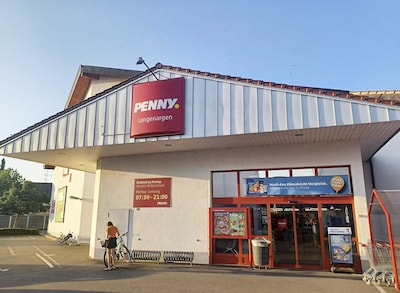 Sie sehen den Eingang vom Penny Markt in Langenargen, Lindauer Str. 76