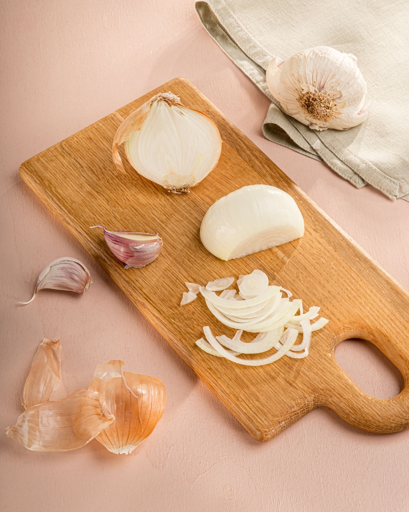 Das Bild zeigt die geschnittenen Zwiebeln und Knoblauch.