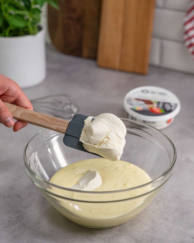 Dieses Bild zeigt, wie die Mascarpone hinzukommt.