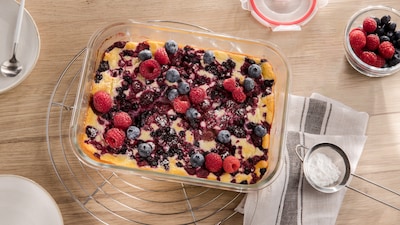 Dieses Bild zeigt den fertigen schnellen Quarkauflauf mit Beeren.