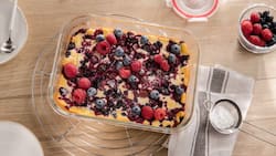 Dieses Bild zeigt den fertigen schnellen Quarkauflauf mit Beeren.