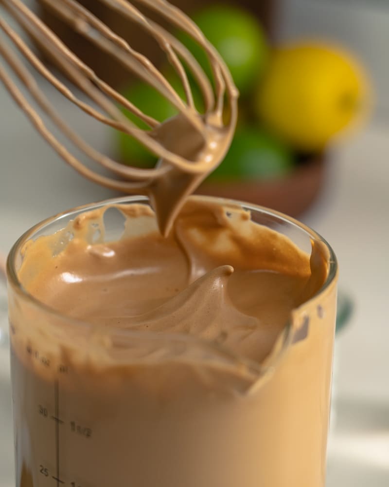 Auf diesem Bild siehst du gerührte Kaffeecreme.