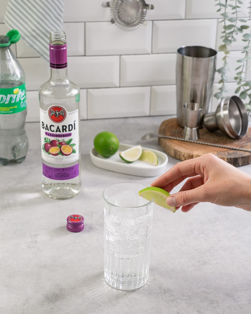Dieses Bild zeigt wie der Rand des Glases mit Limette eingerieben wird.