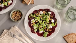 Fertiges Rote Bete Carpaccio mit Ziegenkäse und Walnüssen