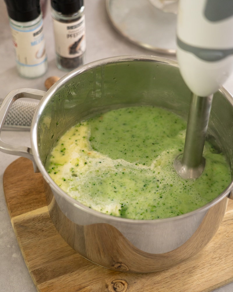 Dieses Bild zeigt wie die Suppe püriert wird.