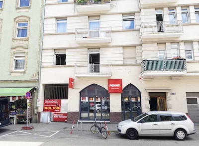 Sie sehen den Eingang vom Penny Markt in Mannheim/Neckarstadt, Lange Roetterstrasse 18-20