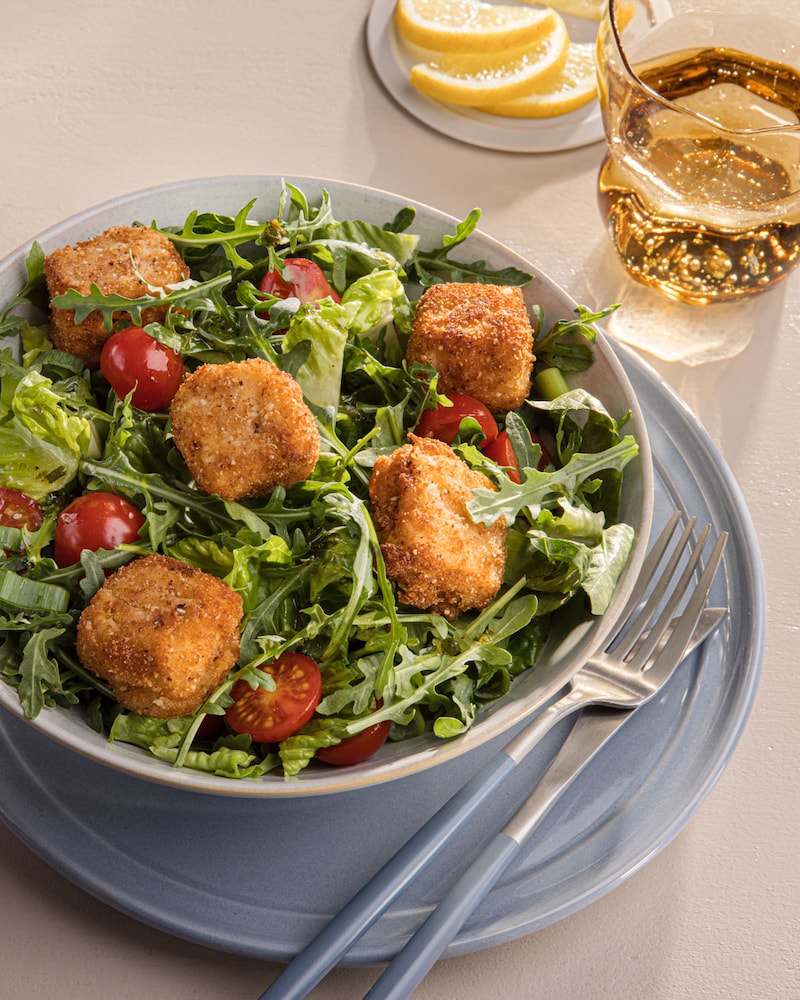 Dieses Bild zeigt den fertigen gemischten Salat mit knusper Feta.