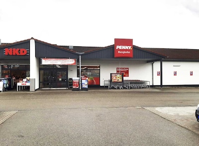 Sie sehen den Eingang vom Penny Markt in Mengkofen Hauptstr. 2C