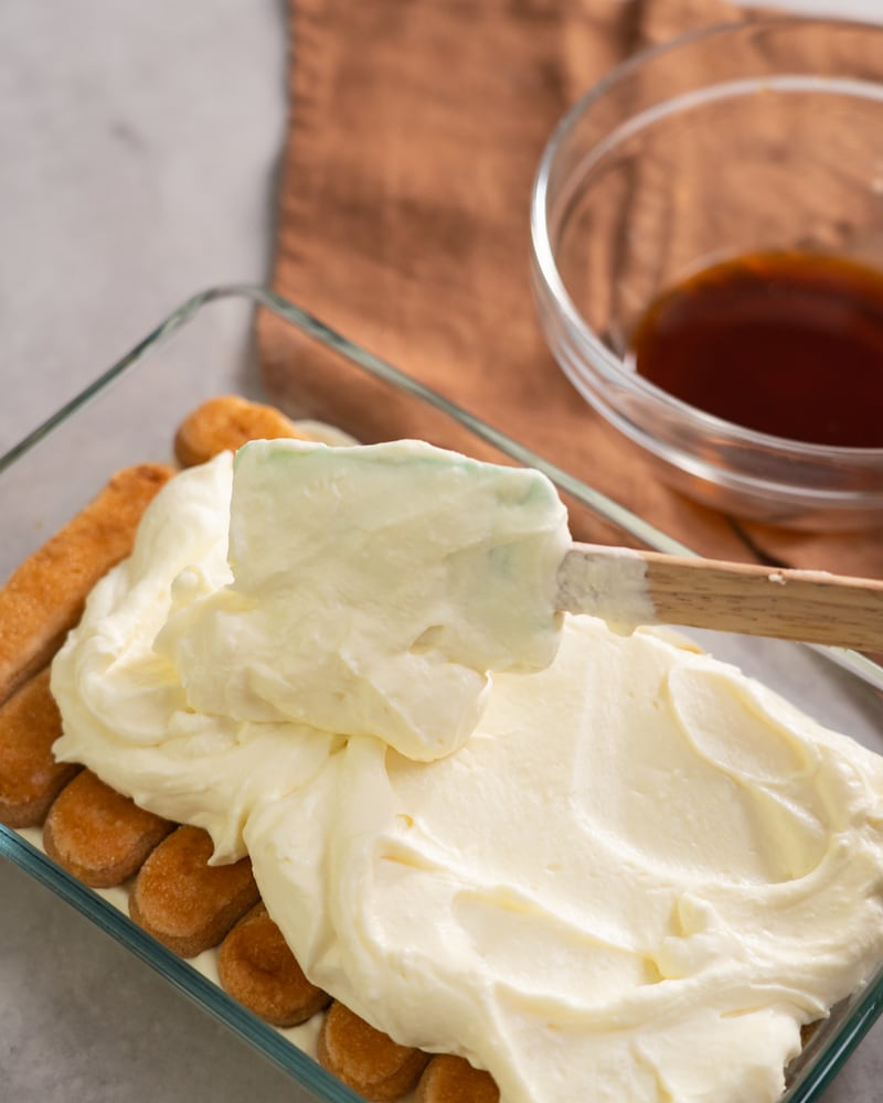 Dieses Bild zeigt wie die Zweite Schicht Creme auf die Biskuits gegeben wird.