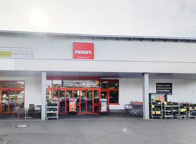 Sie sehen den Eingang vom Penny Markt in Baienfurt  Niederbieger Str. 70
