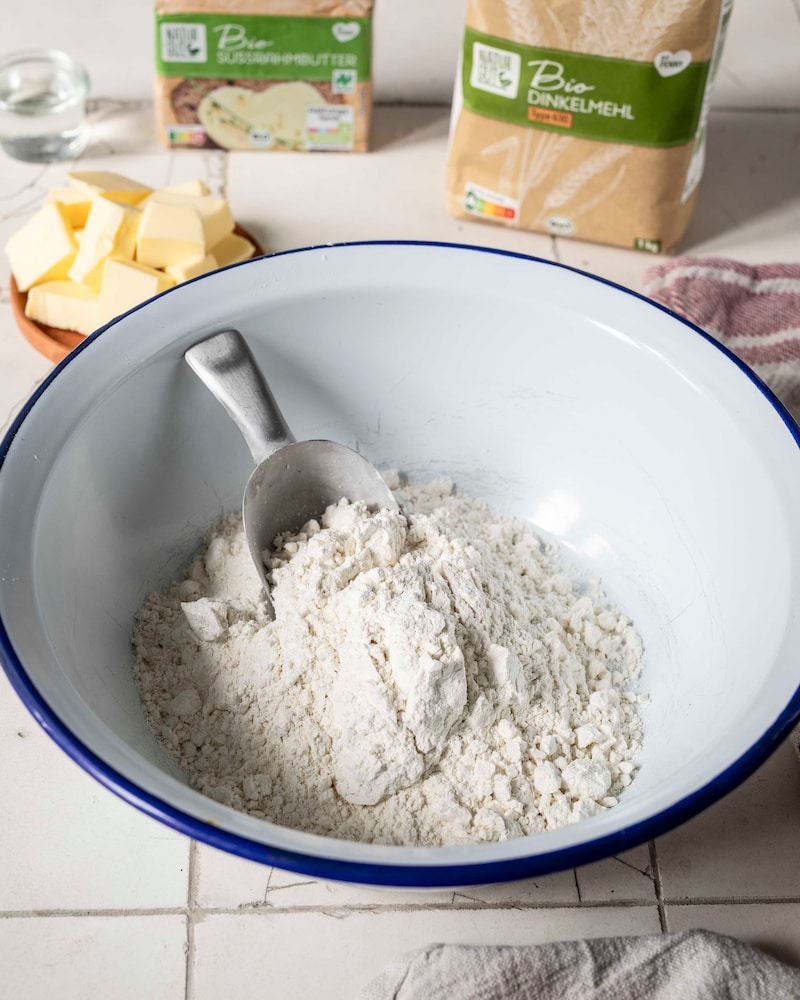 Dieses Bild zeigt die trockenen Zutaten für die Galette mit Kartoffeln und Zwiebeln.