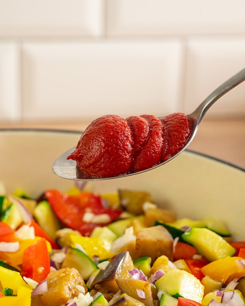 Dieses Bild zeigt wie das Tomatenmark hinzu gegeben wird.
