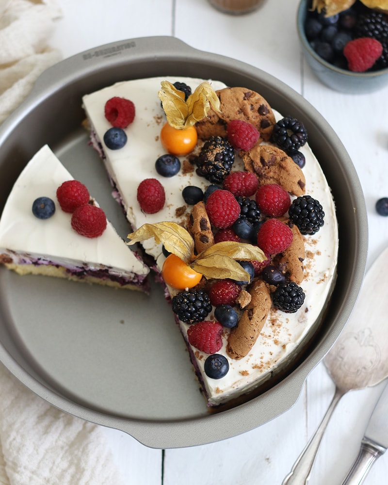 Auf diesem Bild siehst du unsere Einfache Torte mit Früchten und Cookies.