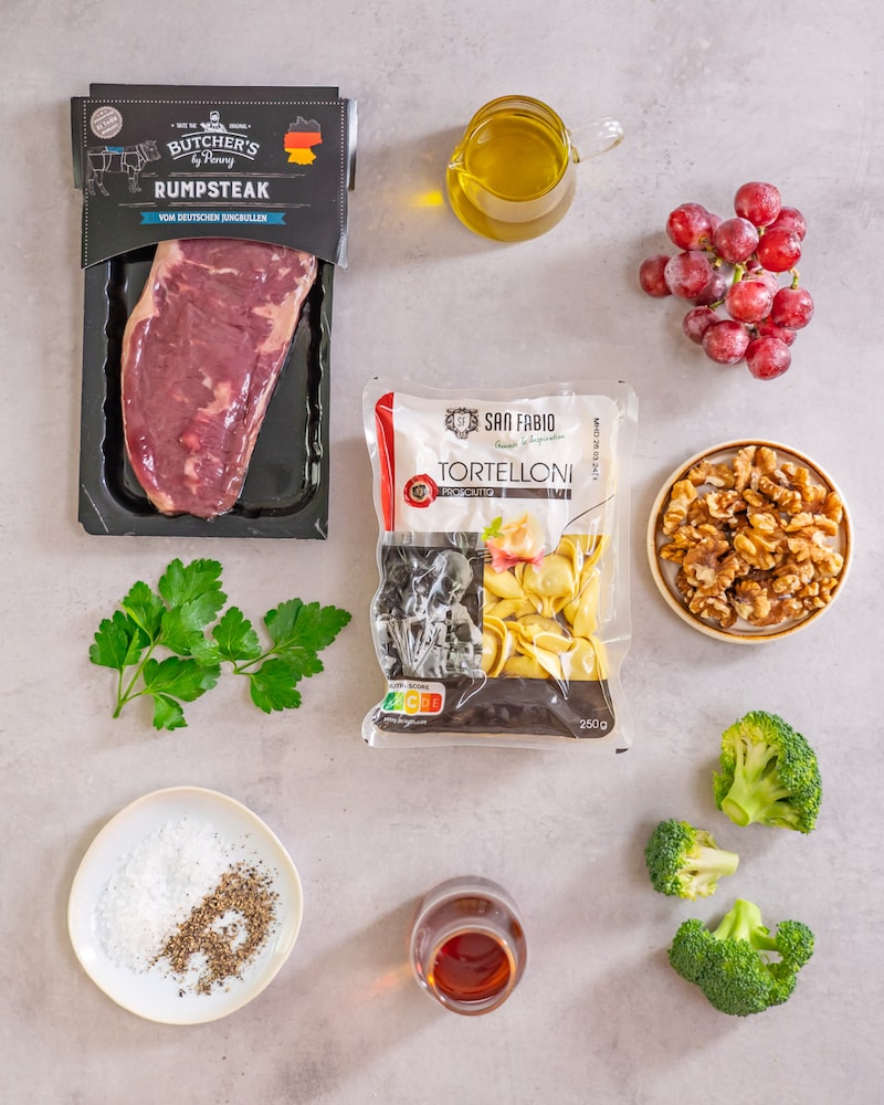 Dieses Bild zeigt die Zutaten für die Tortelloni Proscuitto.