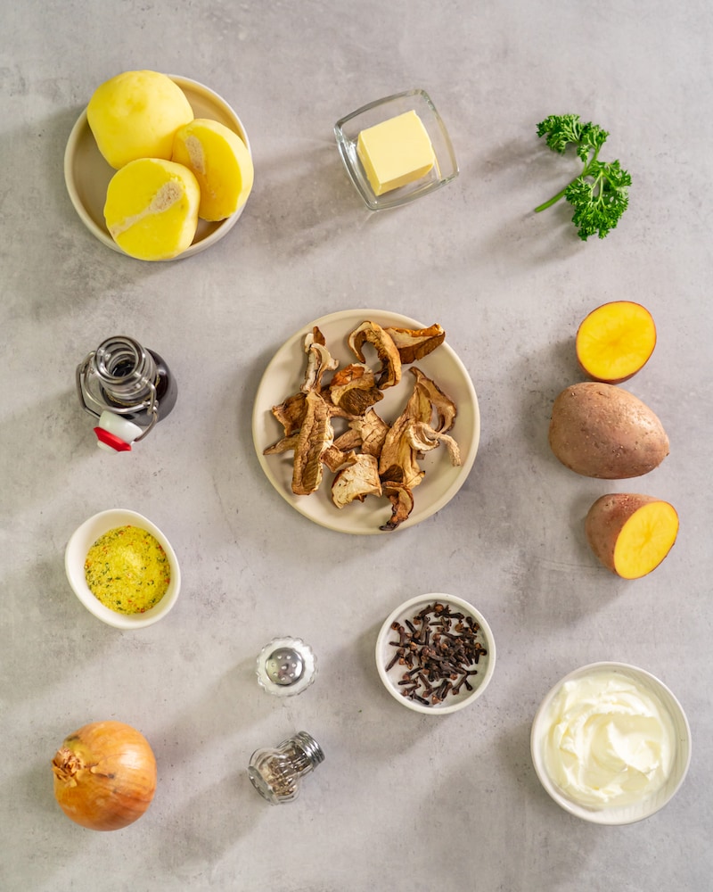 Dieses Bild zeigt die Zutaten für die Samtige Steinpilzsuppe. 