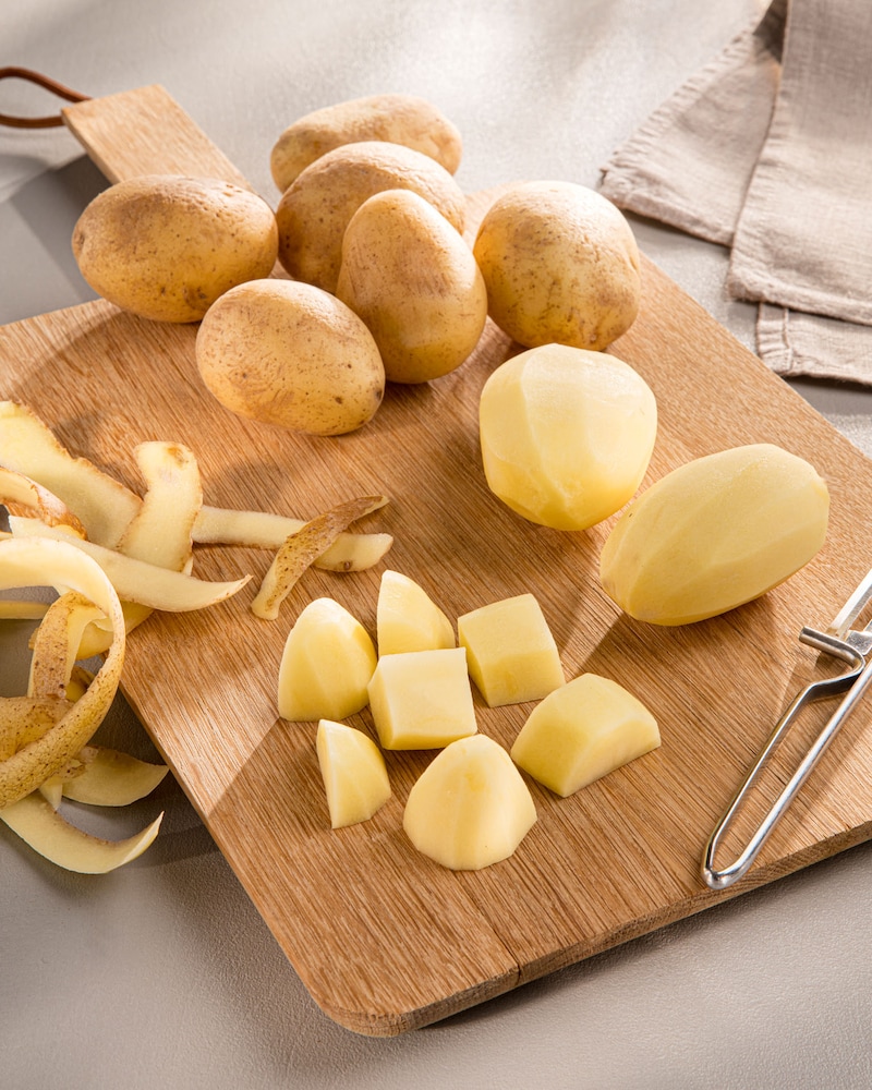 Dieses Bild zeigt die geschnittene und geschälten Süßkartoffeln.