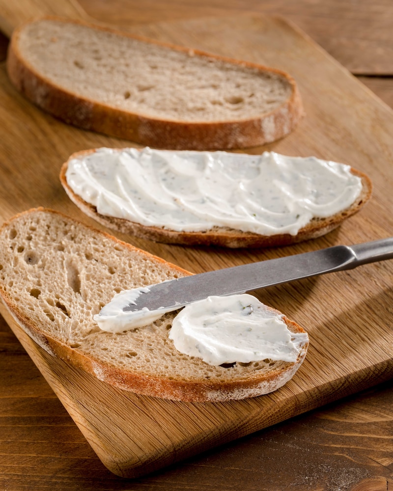 Auf diesem Bild siehst du ein beschmiertes Brot.