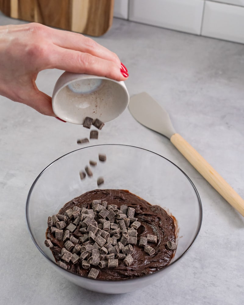 Dieses Bild zeigt, wie Schokolade hinzugegeben wird. 