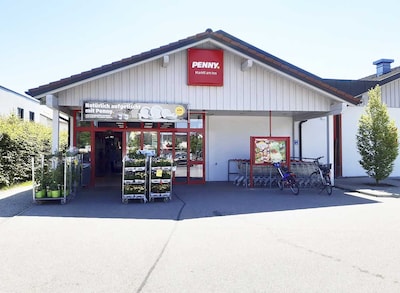 Sie sehen den Eingang vom Penny Markt in Marktl Burghauser Str. 9