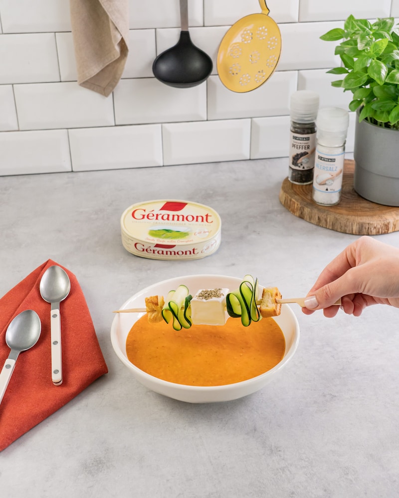 Dieses Bild zeigt wie die Tomatensuppe angerichtet wird.