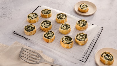 Fertige Blätterteigschnecken mit Spinat und Feta
