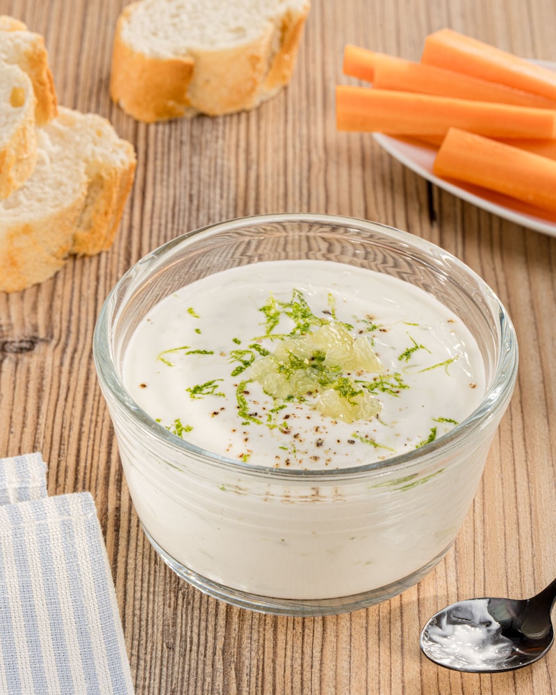 Dieses Bild zeigt den fertigen Knoblauch-Limetten-Joghurt-Dip.