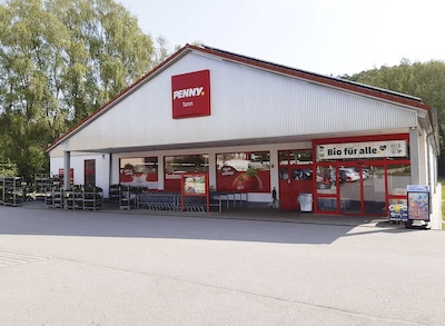 Sie sehen den Eingang vom Penny Markt in Tann Simbacher Strasse 35