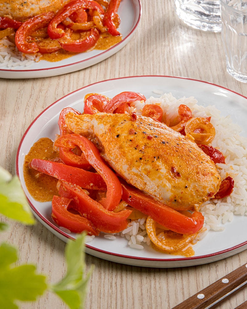 Dieses Bild zeigt das fertige Paprika Sahne-Hähnchen.