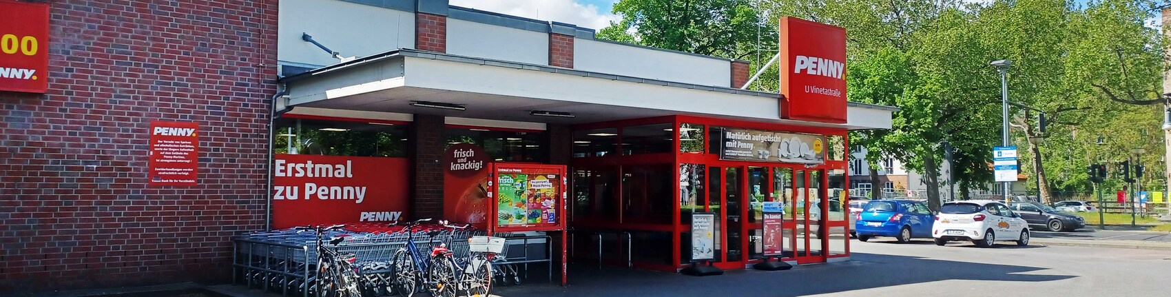 Sie sehen den Eingang vom Penny Markt in Berlin/Pankow Berliner Strasse 99