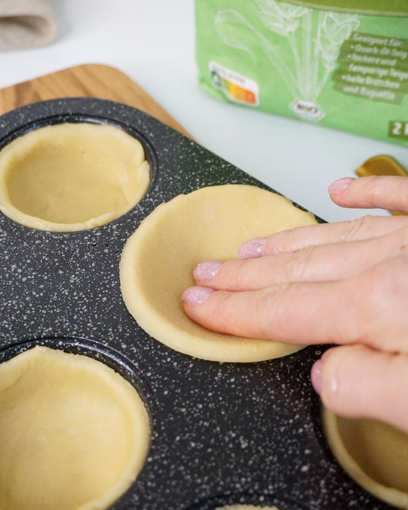 Dieses Bild zeigt wie der Teig in die Muffinform gelegt wird.