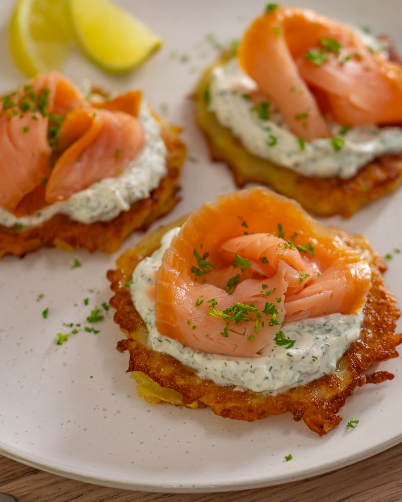 Schwedische Raggmunk mit Lachs und Kräuterschmand