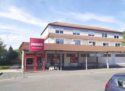 Sie sehen den Eingang vom Penny Markt in Bad Gottleuba Pirnaer Str. 11a