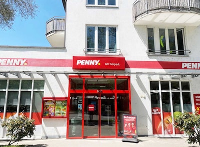 Sie sehen den Eingang vom Penny Markt in München, Schönstr. 126 