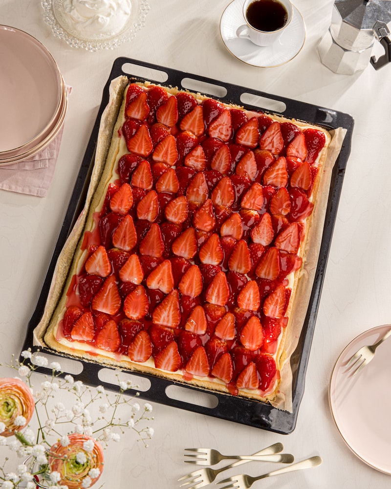 Dieses Bild zeigt der fertigen Erdbeerkuchen vom Blech.