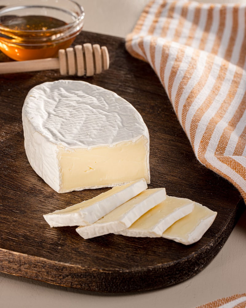 Dieses Bild zeigt den Weichkäse geschnitten.