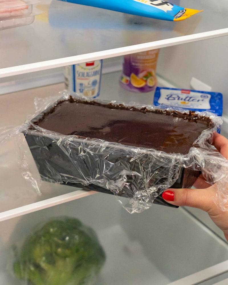 Diese Bild zeigt wie der Kuchen in den Kühlschrank kommt.