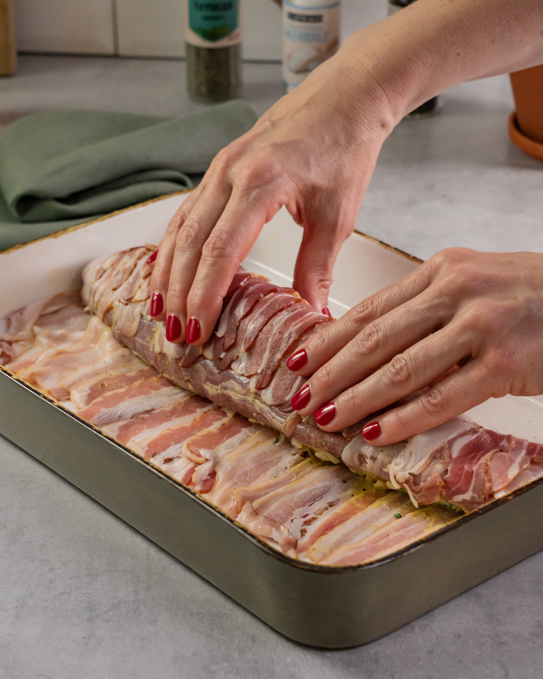 Gefülltes Schweinefilet im Speckmantel – Rezept für den Backofen ohne ...