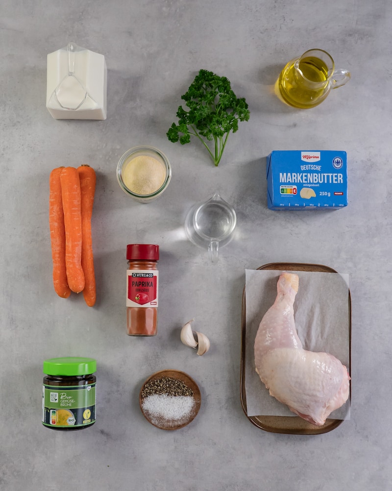 Dieses Bild zeigt die Zutaten für Hähnchenschenkel im Backofen.