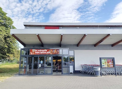 Sie sehen den Eingang vom Penny Markt in Frankenthal, Bender Str. 1