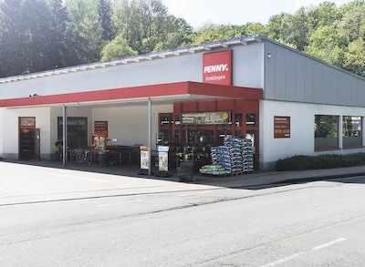Sie sehen den Eingang vom Penny Markt in Reichshof – Denklingen Hauptstrasse 4-8