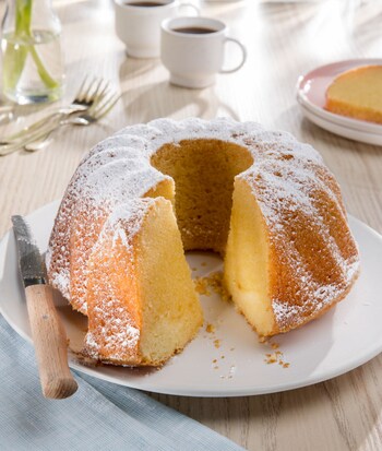 Dieses Bild zeigt den angeschnitten Eierlikörkuchen.