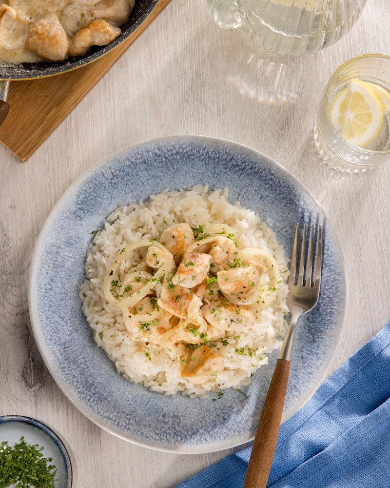 Dieses Bild zeigt das fertige Zwiebel-Sahne-Hähnchen.