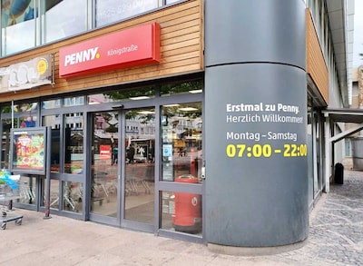 Sie sehen den Eingang vom Penny Markt Duisburg Königstraße 13