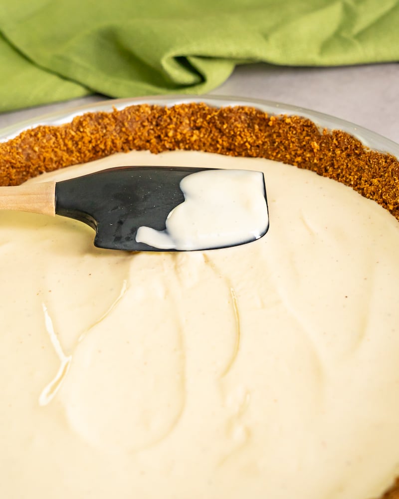 Dieses Bild zeigt wie die Creme auf den Kuchen gegeben wird.
