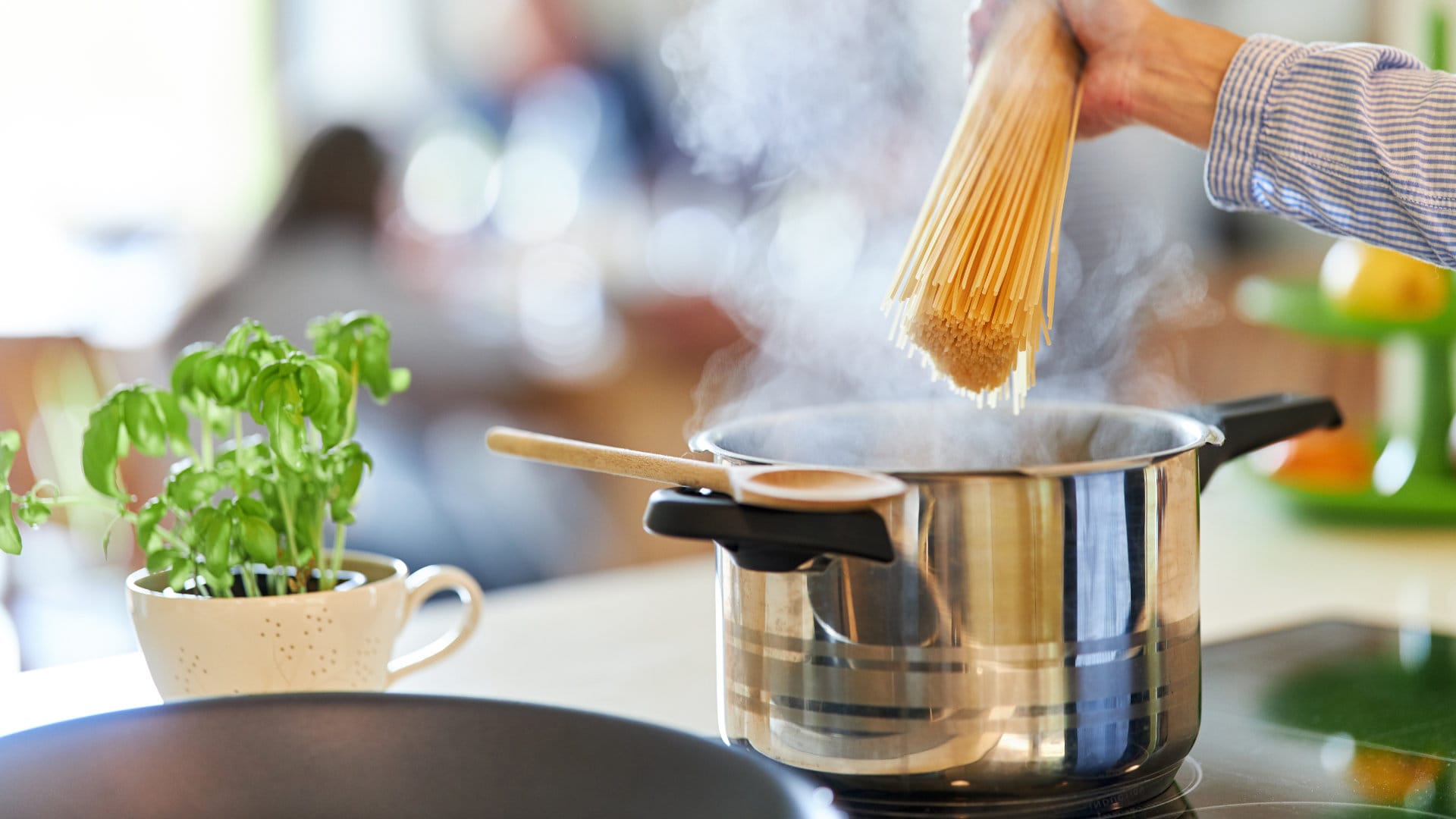 Nudeln werden in Kochtopf mit kochendem Wasser gegeben